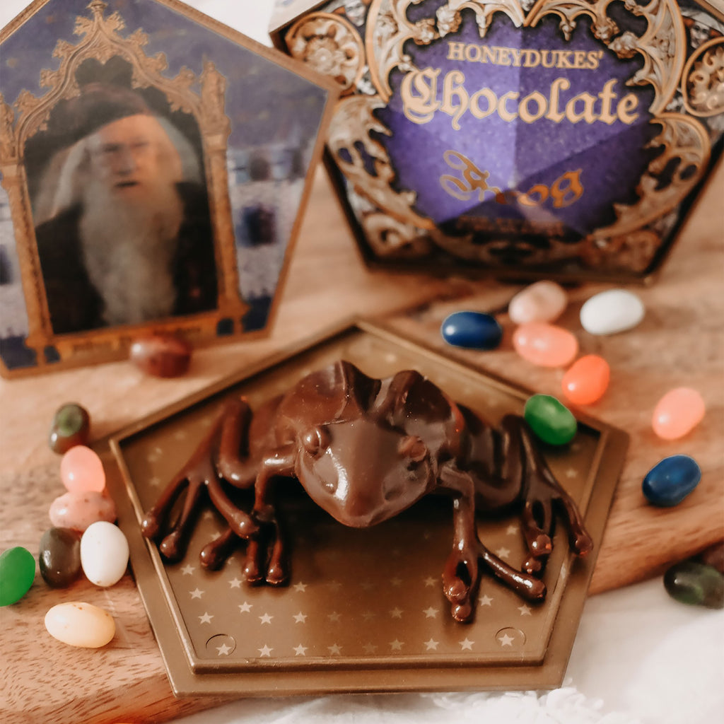 Produktbild Schokofrosch Figur mit Sammelkarte - Harry Potter Replik