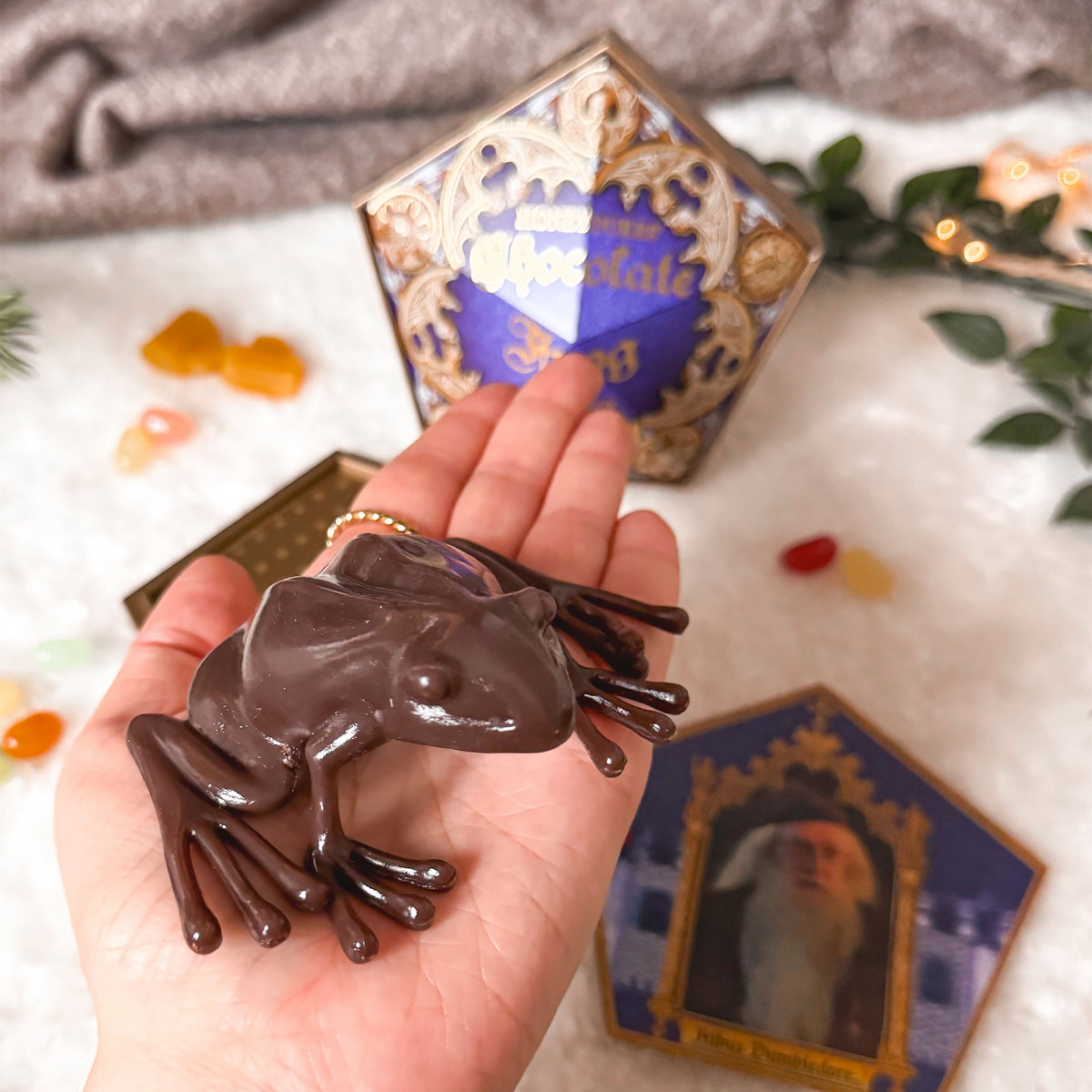 Produktbild Schokofrosch Figur mit Sammelkarte - Harry Potter Replik