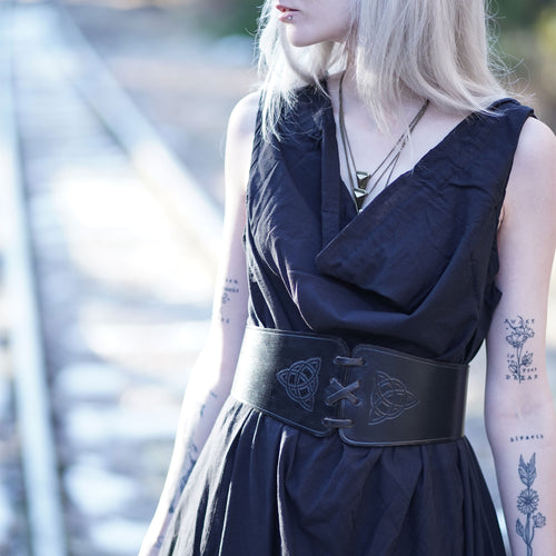 Productafbeelding Middeleeuwse Taille Riem Alana met Keltisch Relief Zwart