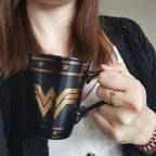 Produktbild Wonder Woman - Logo Tasse schwarz