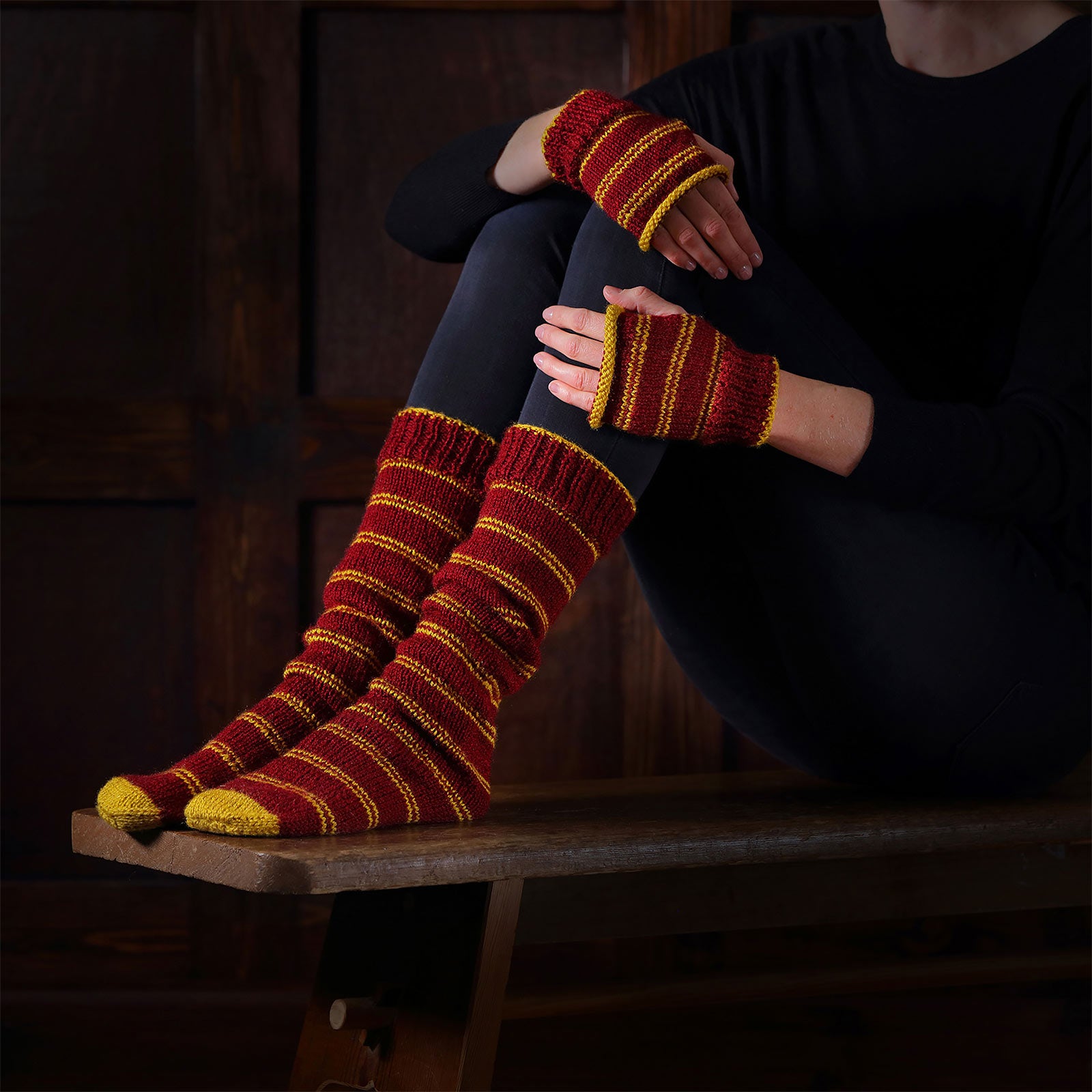 Produktbild Harry Potter - Gryffindor Handschuhe & Strümpfe Strick-Set