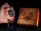 Image produit Witcher - Médaillon Wild Hunt avec yeux LED dans une boîte cadeau