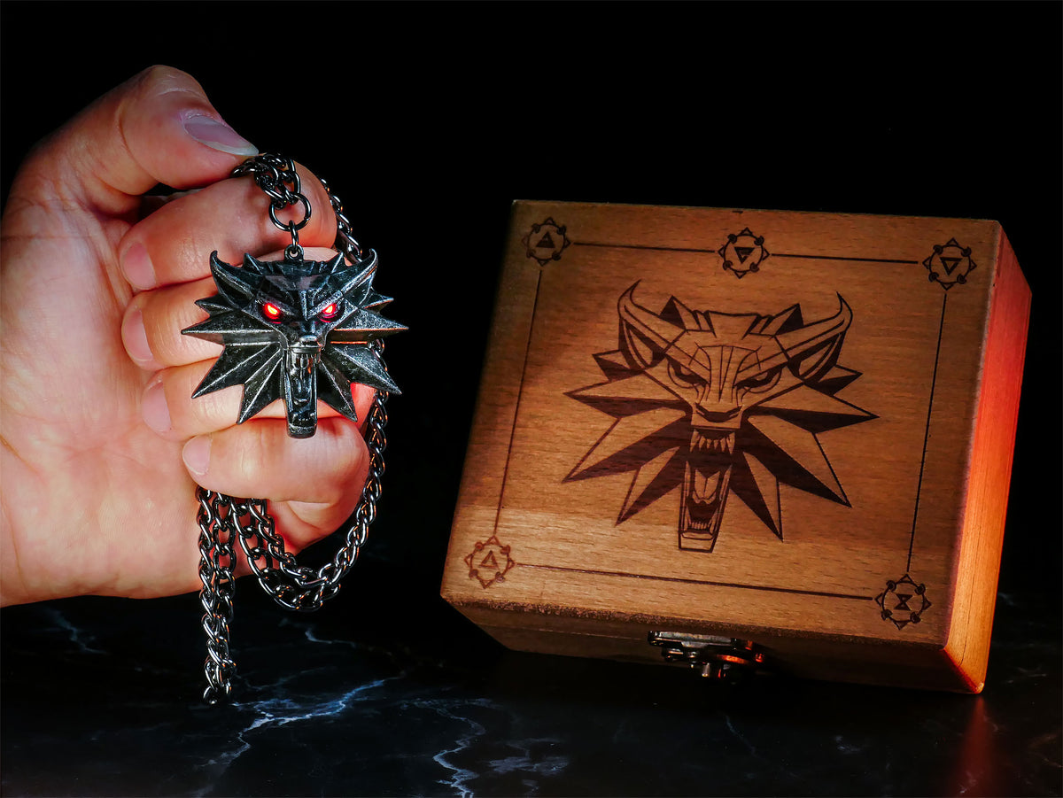 Produktbild Witcher - Wild Hunt Medaillon mit LED Augen in Geschenkbox