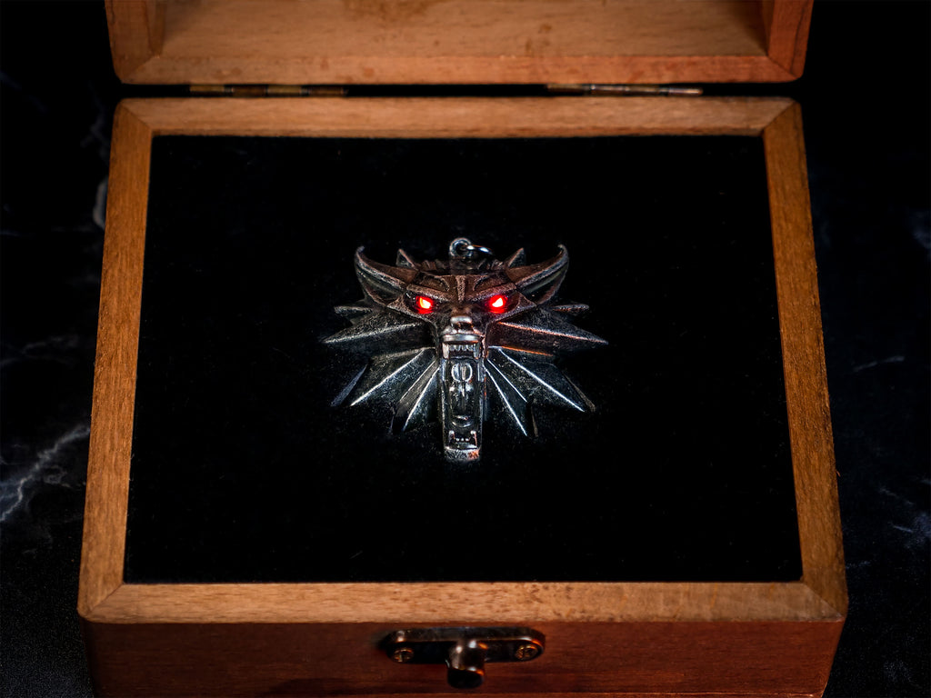 Image produit Witcher - Médaillon Wild Hunt avec yeux LED dans une boîte cadeau