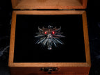 Image produit Witcher - Médaillon Wild Hunt avec yeux LED dans une boîte cadeau