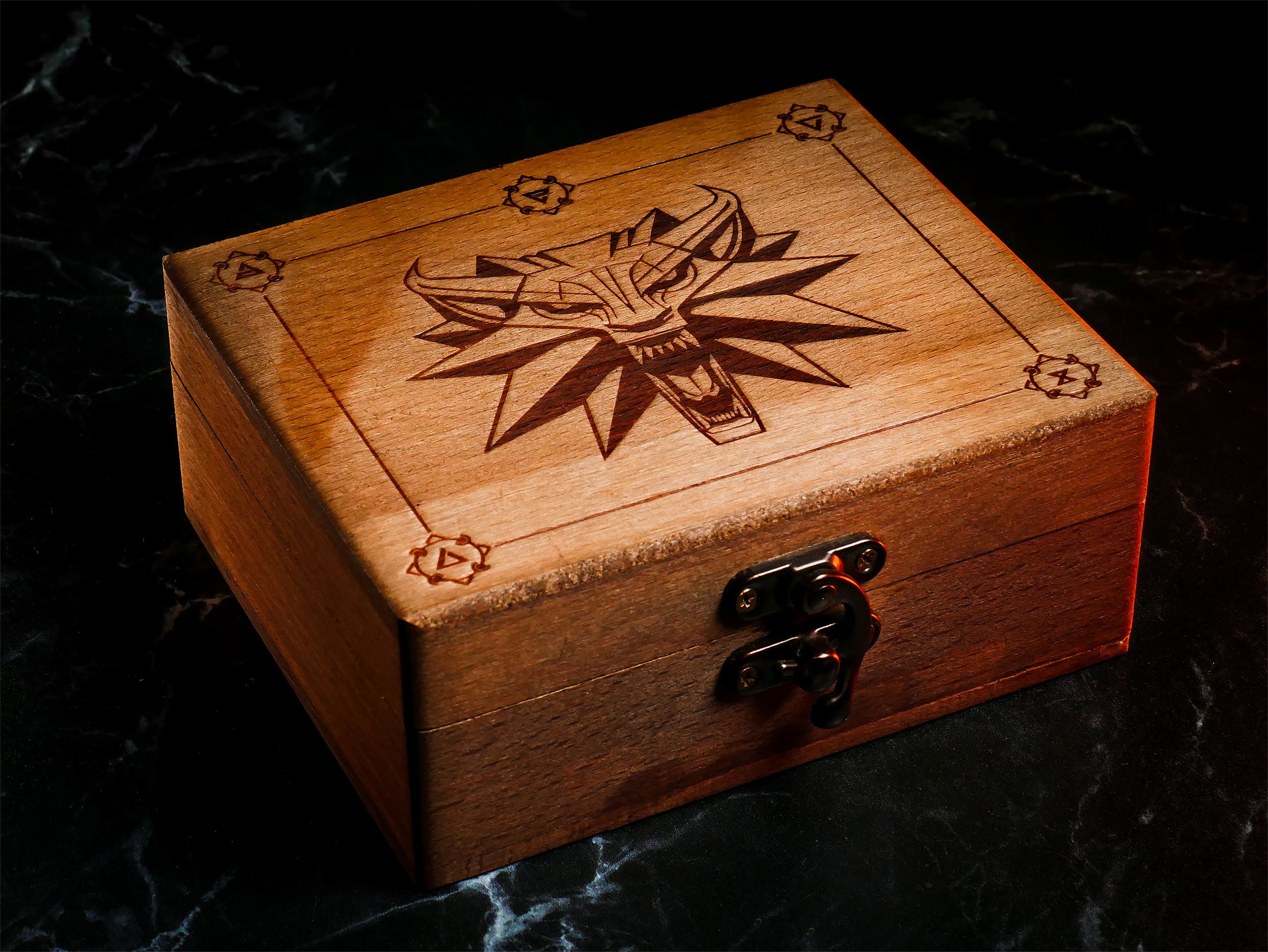 Image produit Witcher - Médaillon Wild Hunt avec yeux LED dans une boîte cadeau
