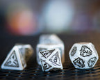 Image produit Witcher - Geralt Loup Blanc RPG Set de dés 7pcs avec pièce de collection