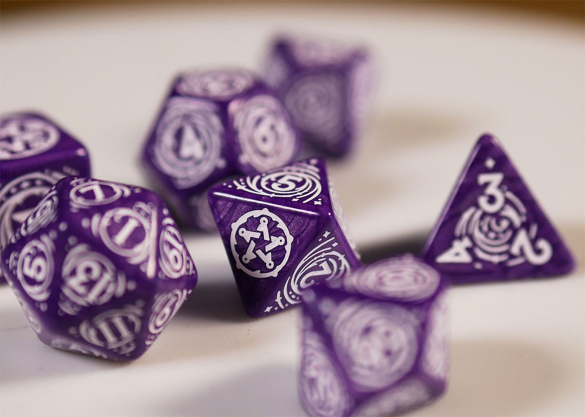 Image produit Witcher - Yennefer Lilas & Baies d'oie Jeu de dés RPG 7pcs avec pièce de collection