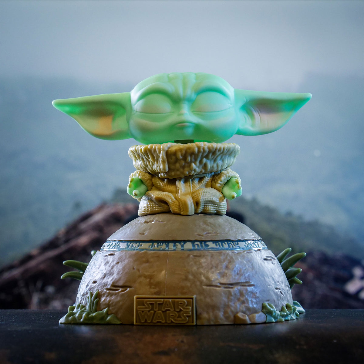 Productafbeelding Grogu Gebruikt de Force Funko Pop Figuur met Licht- en Geluidseffecten - Star Wars The Mandalorian