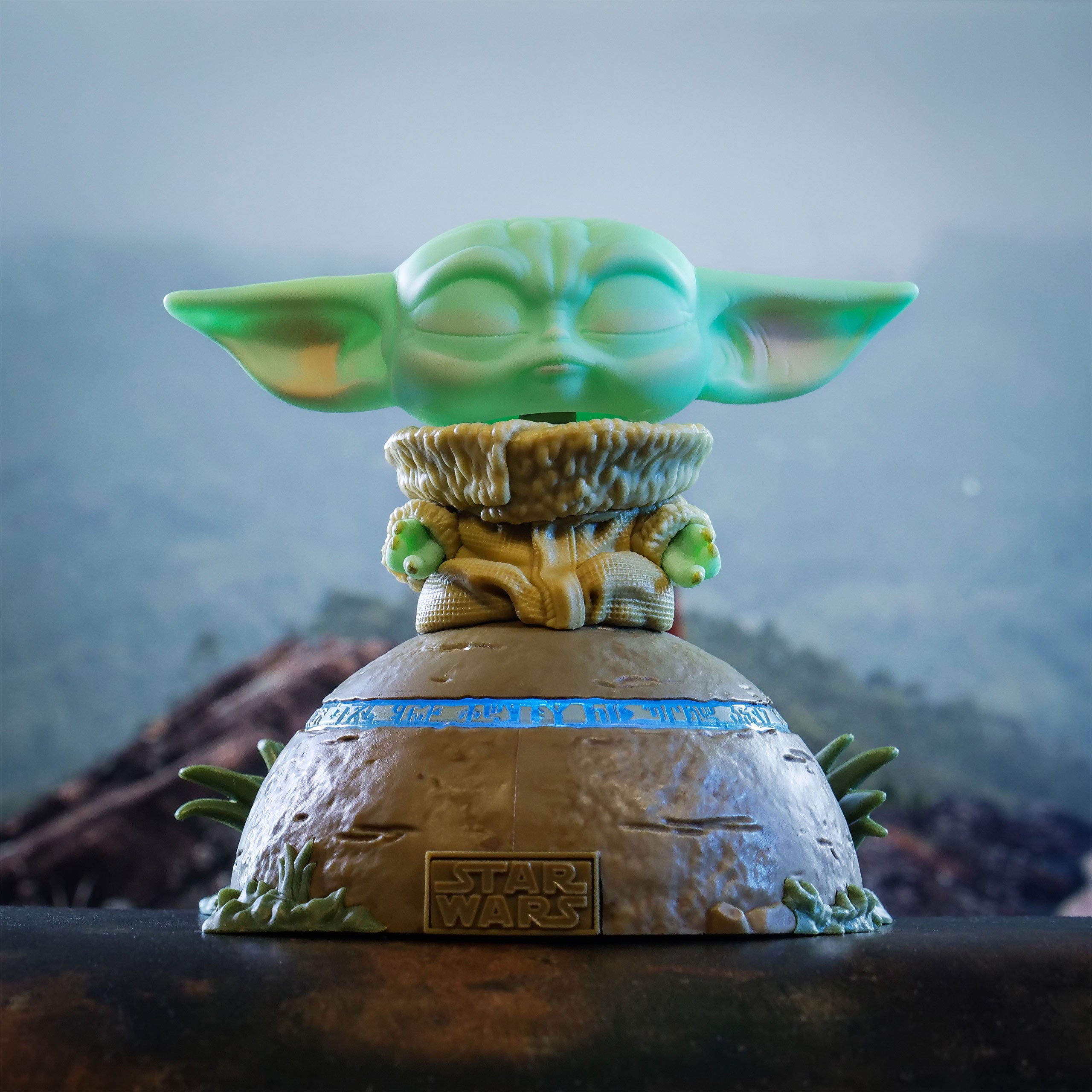 Productafbeelding Grogu Gebruikt de Force Funko Pop Figuur met Licht- en Geluidseffecten - Star Wars The Mandalorian