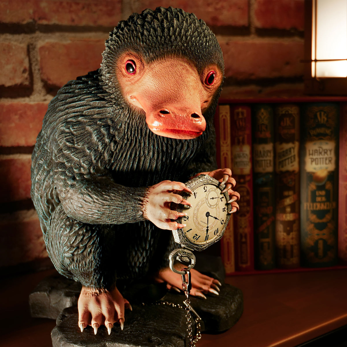 Productafbeelding Niffler Levensgrote Standbeeld - Fantastische Beesten