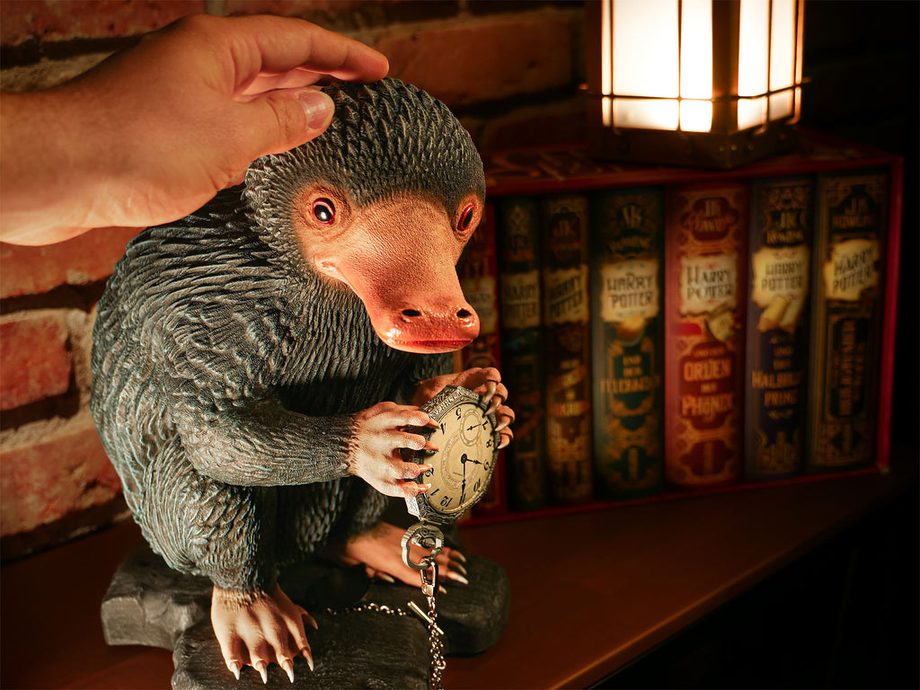 Productafbeelding Niffler Levensgrote Standbeeld - Fantastische Beesten