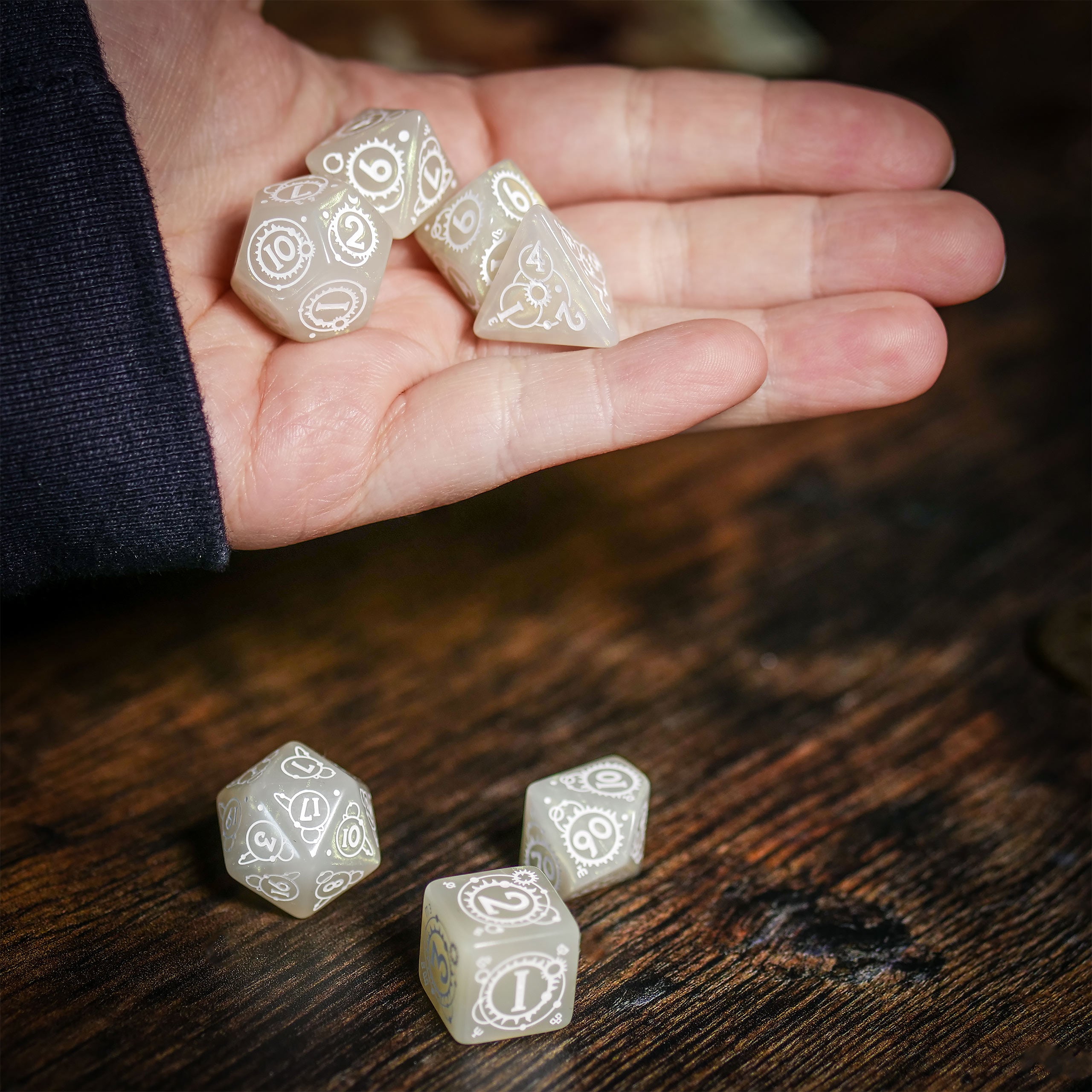 Produktbild Witcher - Ciri Lady of Space & Time RPG Würfel Set 7tlg mit Sammlermünze
