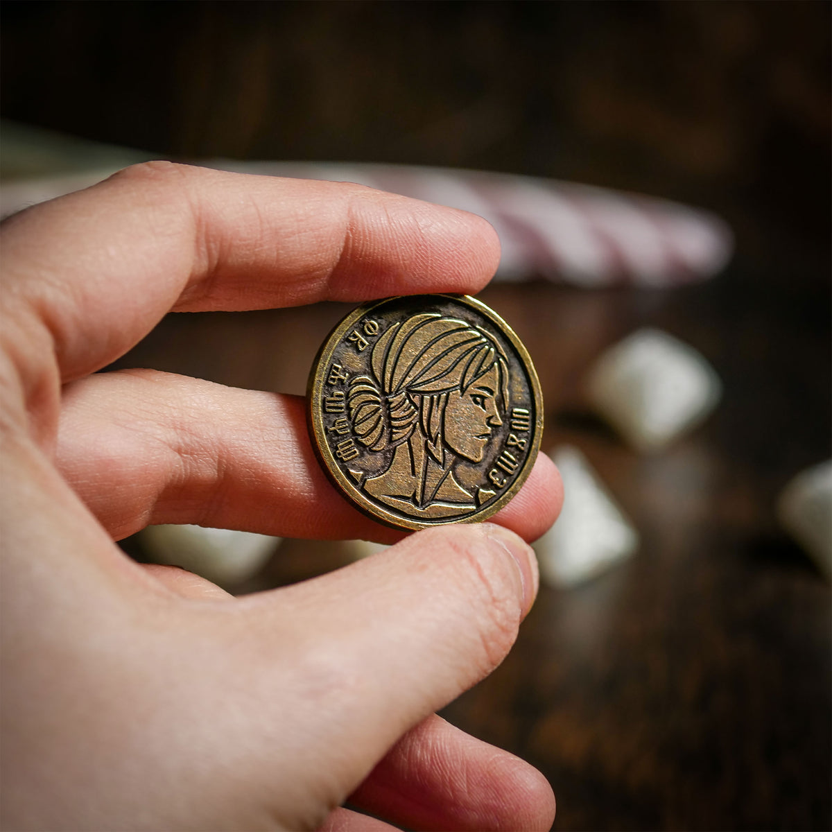 Produktbild Witcher - Ciri Lady of Space & Time RPG Würfel Set 7tlg mit Sammlermünze