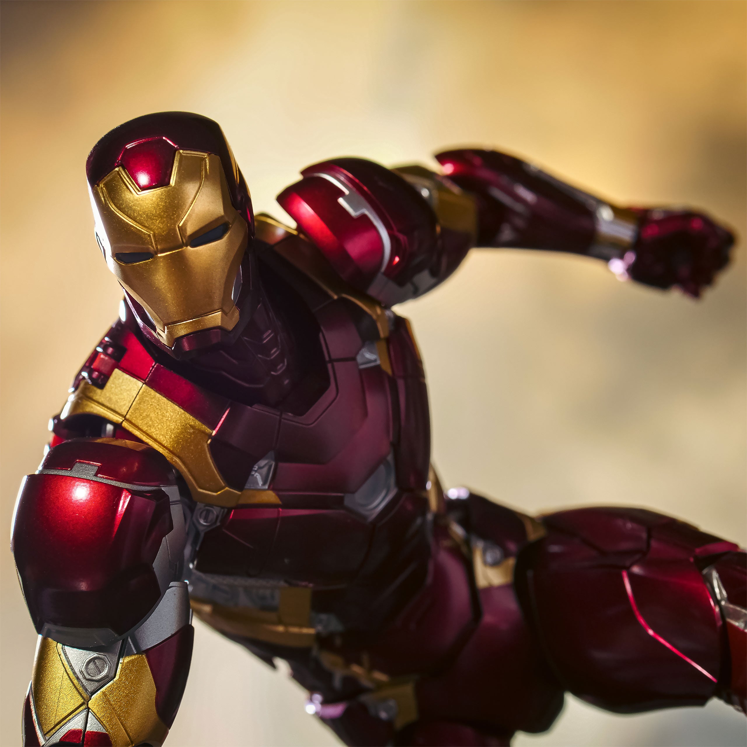 Image produit Iron Man - Figurine d'action Deluxe Mark 46