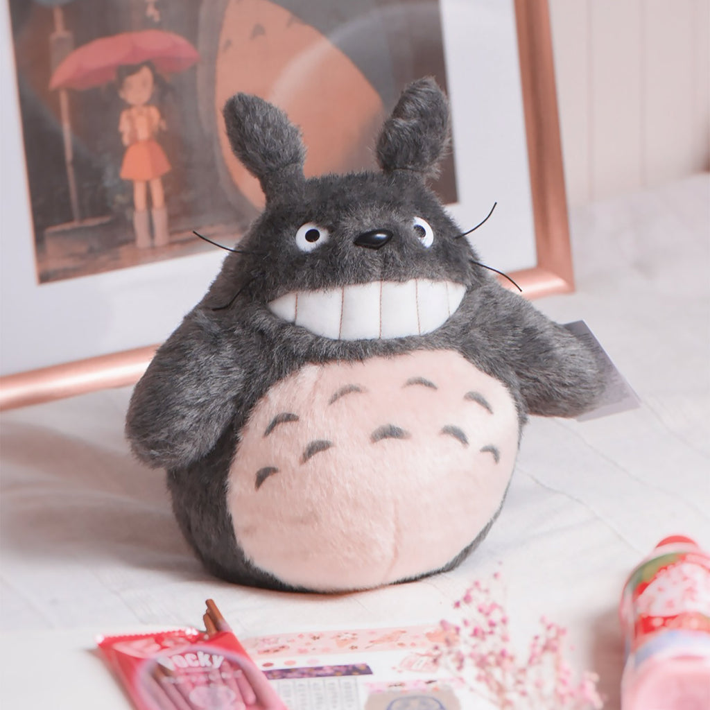 Image produit Totoro - Figurine en peluche souriante grise