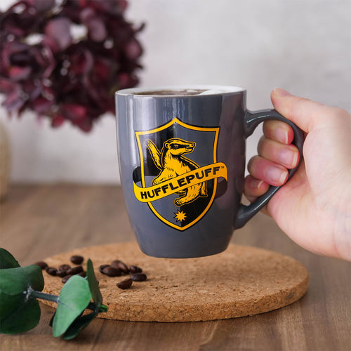 Image produit Tasse Logo Poufsouffle gris - Harry Potter