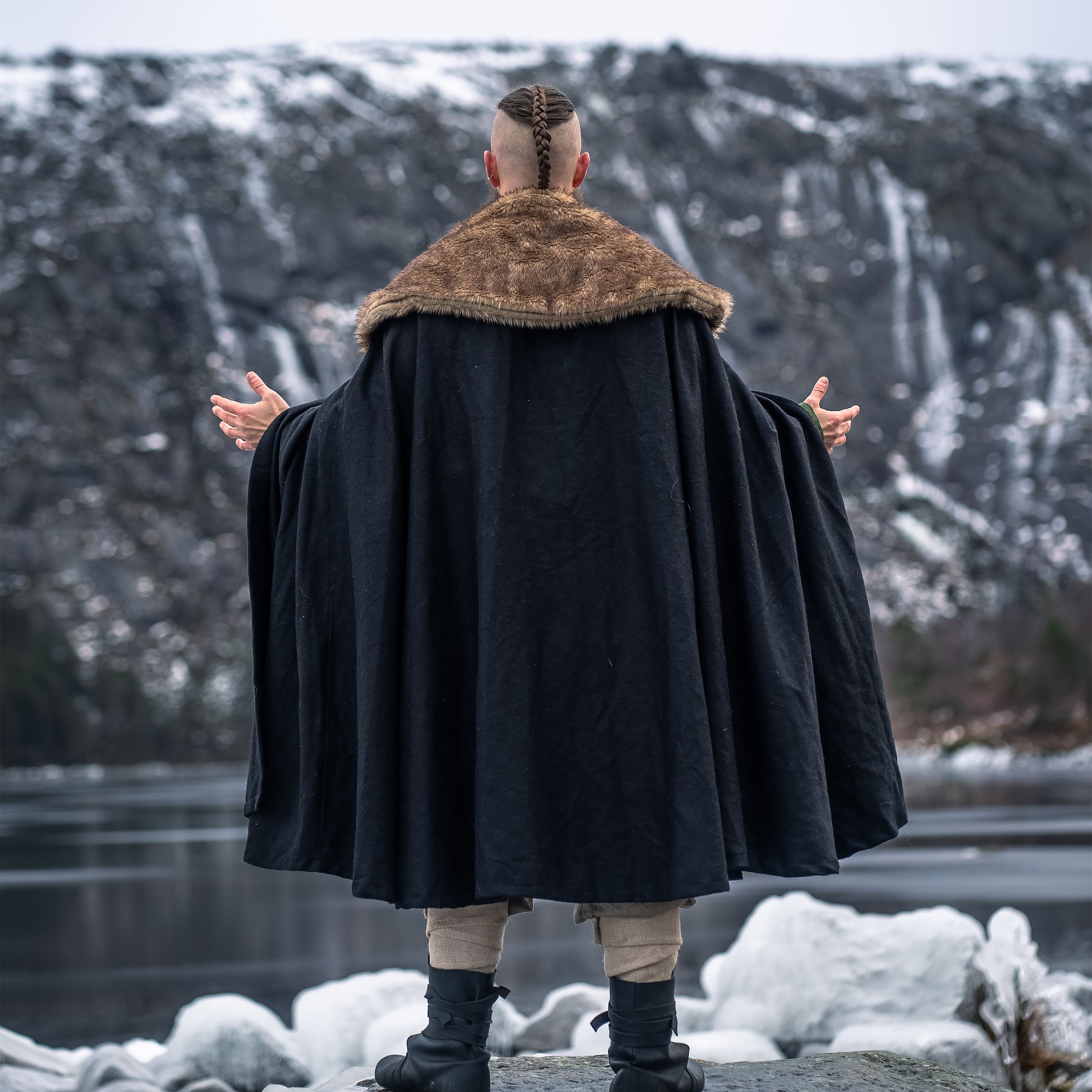 Image produit Cape médiévale avec fausse fourrure noire