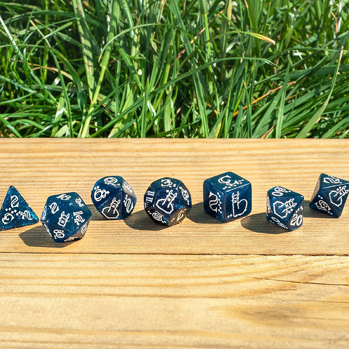 Produktbild Shimmering Llama Würfel Set 7tlg blau-weiß