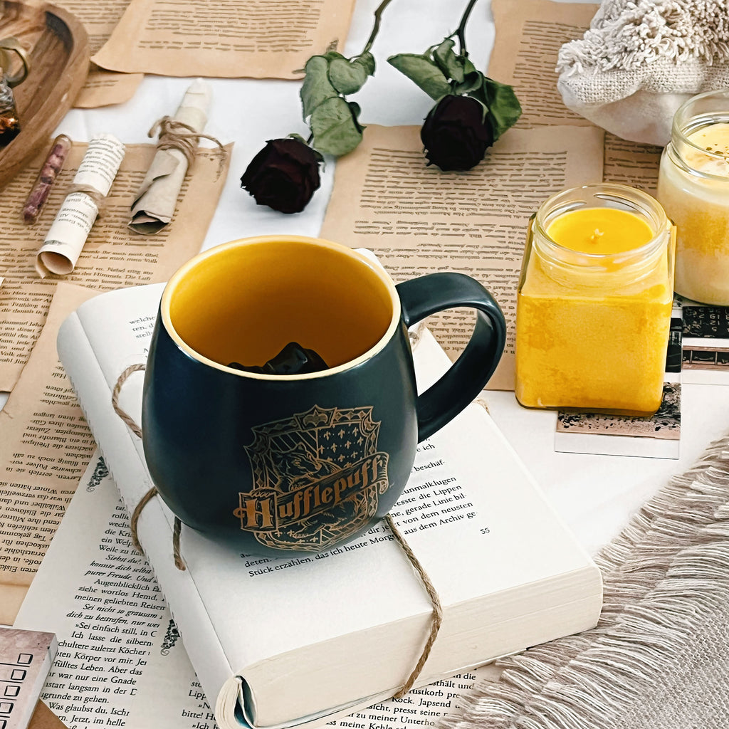 Produktbild Hufflepuff Tasse mit 3D Hogwarts Wappen innen - Harry Potter