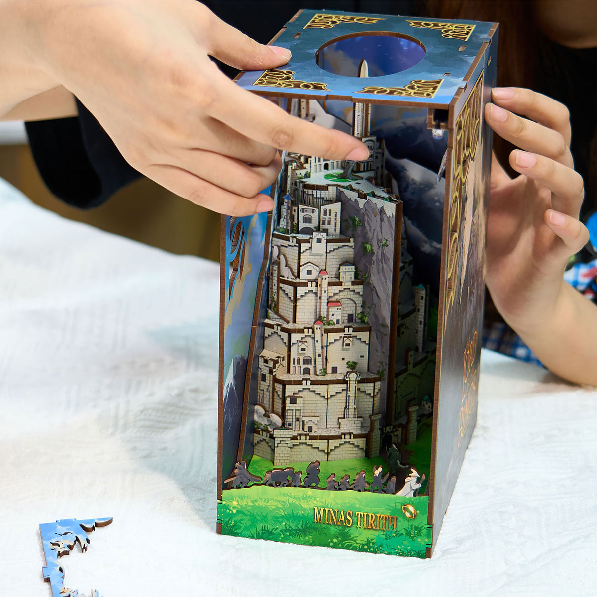 Image produit Le Seigneur des Anneaux - Minas Tirith Book Nook kit maquette en bois