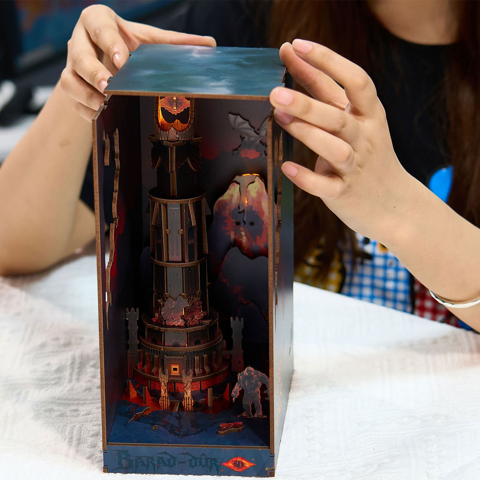 Productafbeelding The Lord of the Rings - Barad-dûr Book Nook houten modelbouwpakket