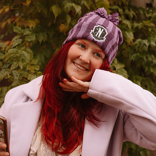 Productafbeelding Wednesday - Nevermore Logo Muts met pompon