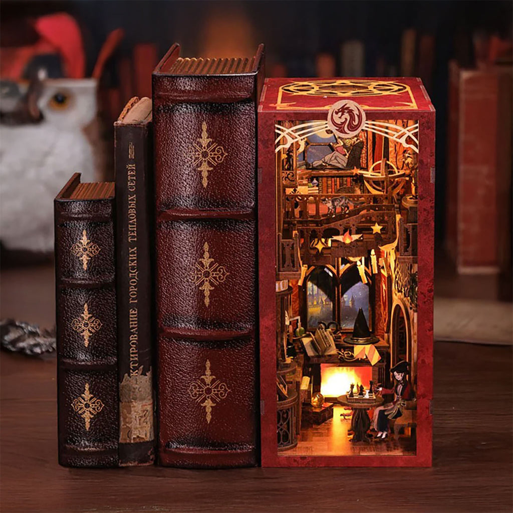 Image produit Flame Common Room Book Nook kit maquette en bois pour fans de Harry Potter