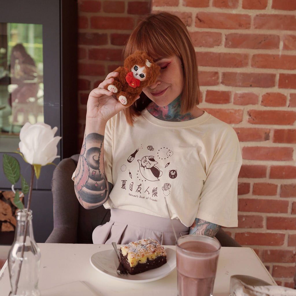 Productafbeelding Nyanko Sensei Sake T-shirt voor fans van Natsume's Book of Friends