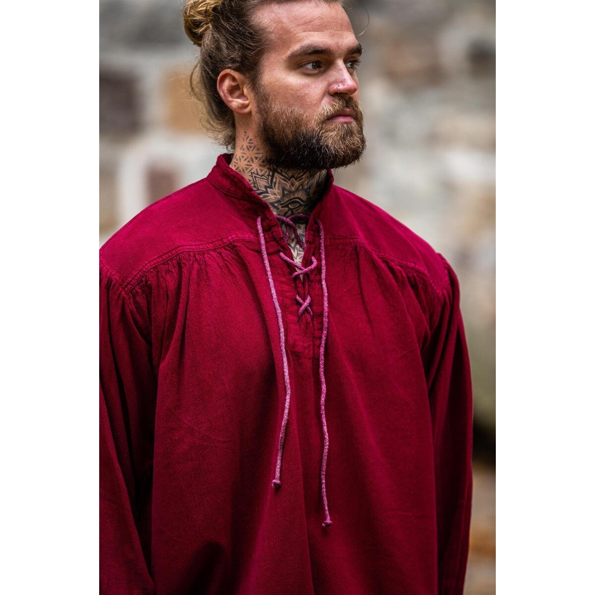 Image produit Chemise médiévale à col montant lacée Friedrich rouge bordeaux