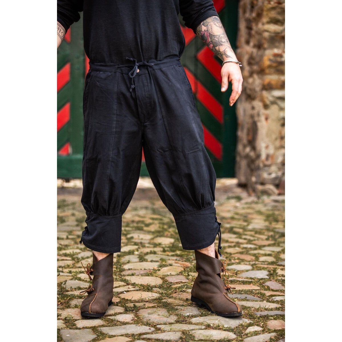 Image produit Pantalon médiéval court Laurence avec laçage de bas de jambe noir