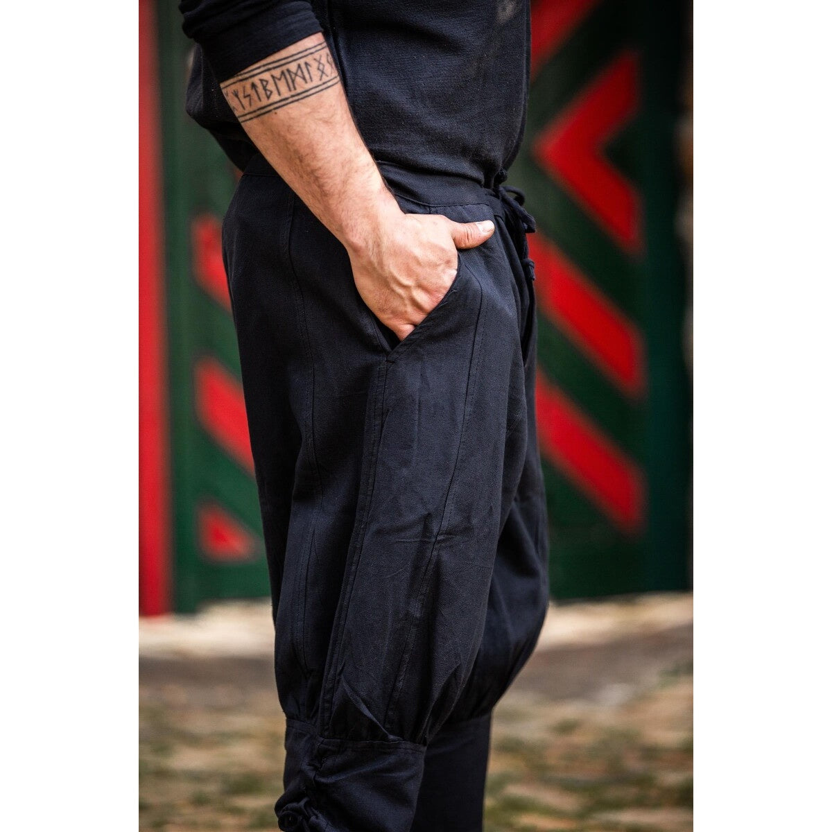 Image produit Pantalon médiéval court Laurence avec laçage de bas de jambe noir