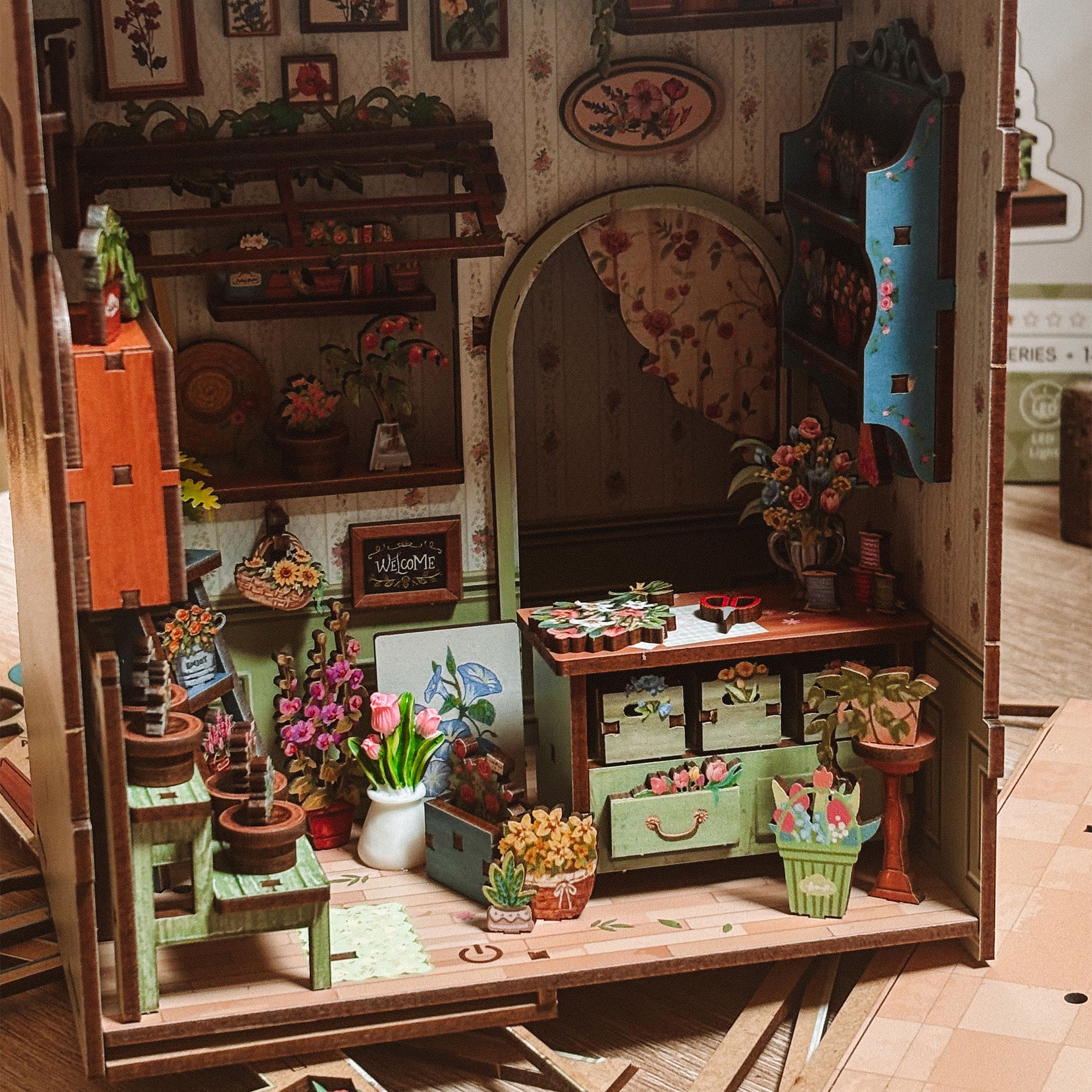 Productafbeelding CuteBee - Sunny Cafe miniatuurhuis Book Nook modelbouwpakket