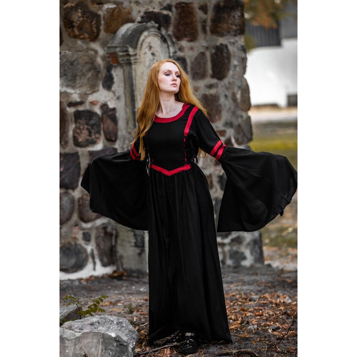 Image produit Robe médiévale à capuche Isolde noir-rouge