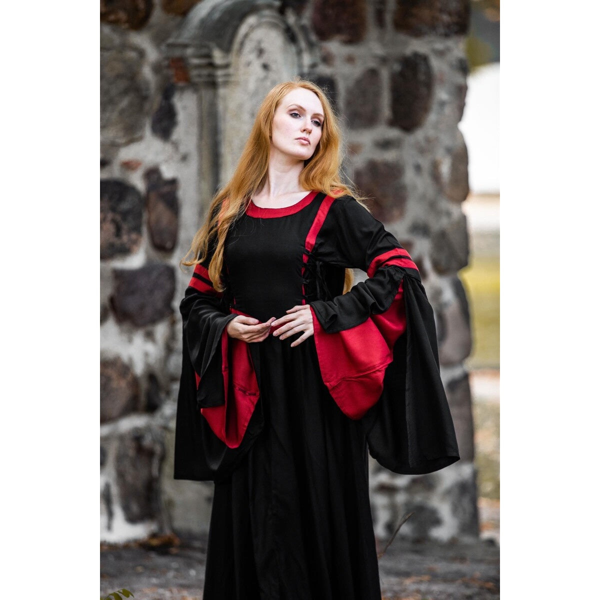 Image produit Robe médiévale à capuche Isolde noir-rouge