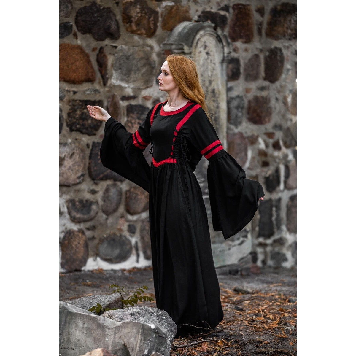 Image produit Robe médiévale à capuche Isolde noir-rouge