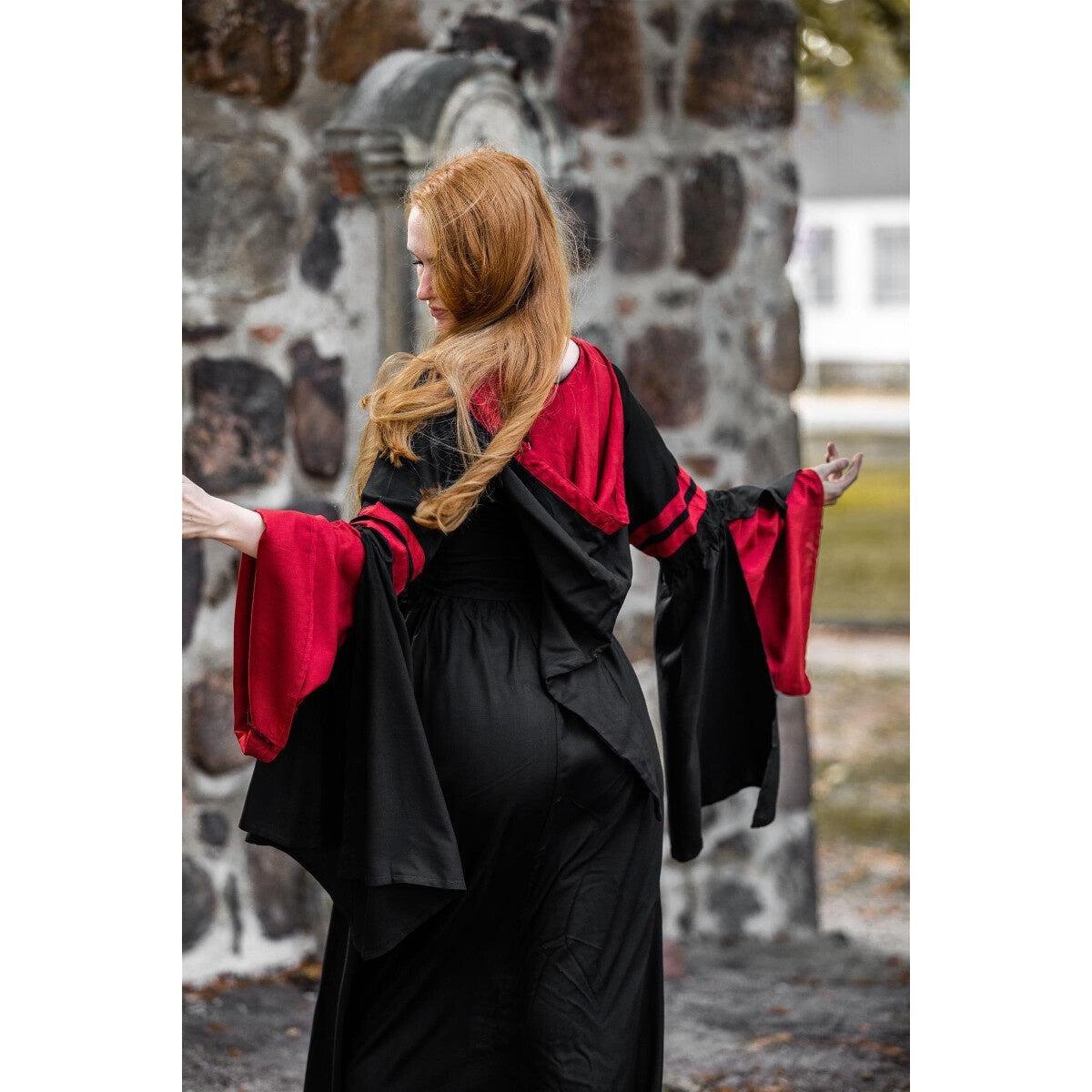 Image produit Robe médiévale à capuche Isolde noir-rouge