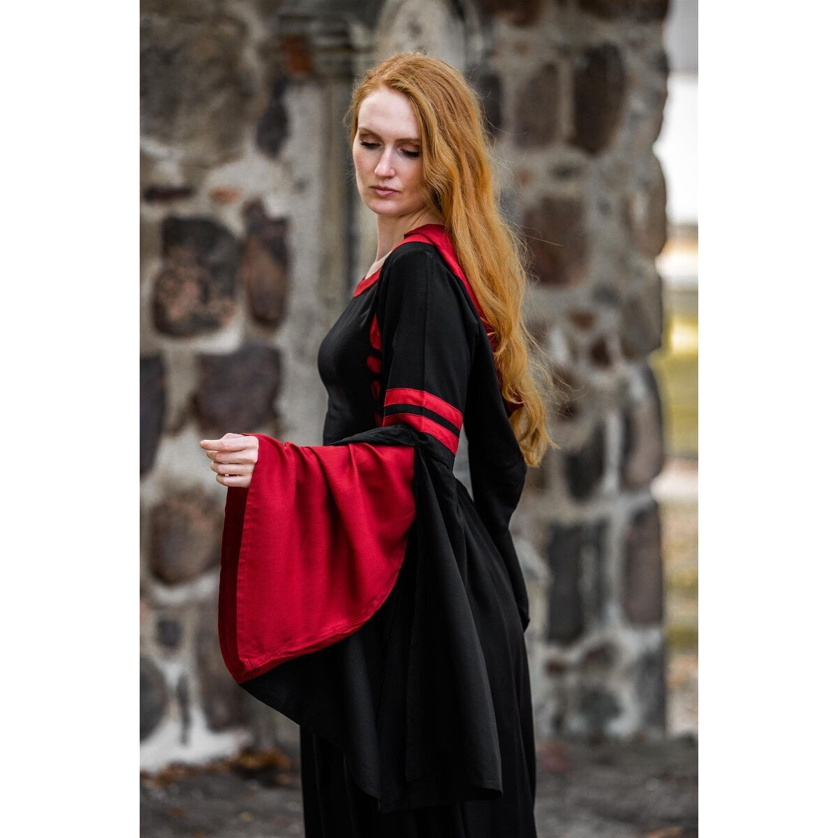 Image produit Robe médiévale à capuche Isolde noir-rouge