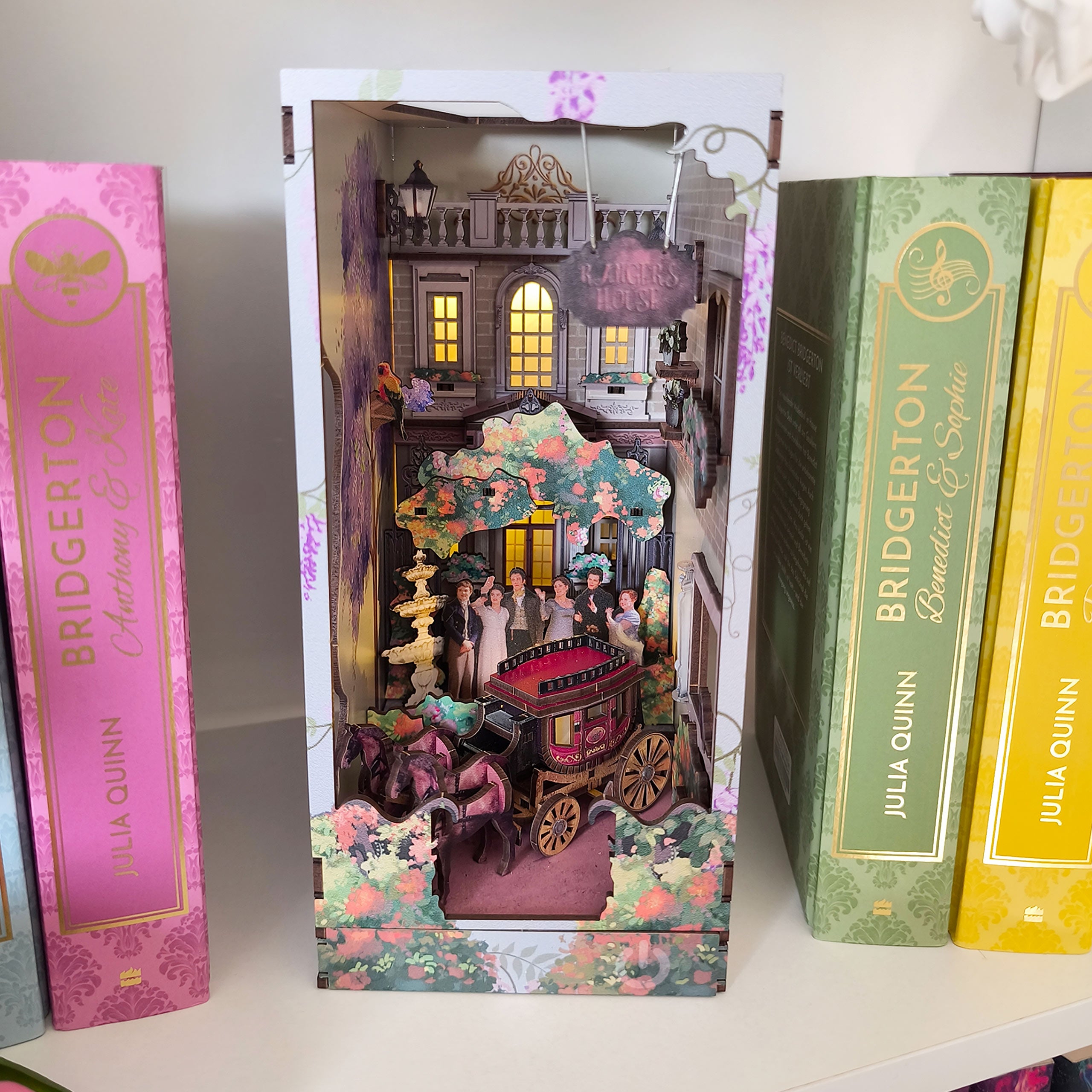 Image produit Bridgerton - Into the Light Book Nook maquette en bois