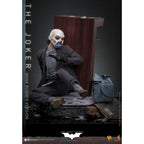 Image produit The Dark Knight - Figurine articulée Le Joker 1:6 Version Braquage de banque