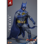 Productafbeelding The Flash Movie Masterpiece actiefiguur 1/6 Batman (blauw & grijs pak) Limited Edition Hot Toys Exclusive 30 cm