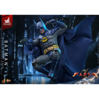 Productafbeelding The Flash Movie Masterpiece actiefiguur 1/6 Batman (blauw & grijs pak) Limited Edition Hot Toys Exclusive 30 cm
