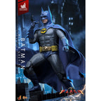 Productafbeelding The Flash Movie Masterpiece actiefiguur 1/6 Batman (blauw & grijs pak) Limited Edition Hot Toys Exclusive 30 cm