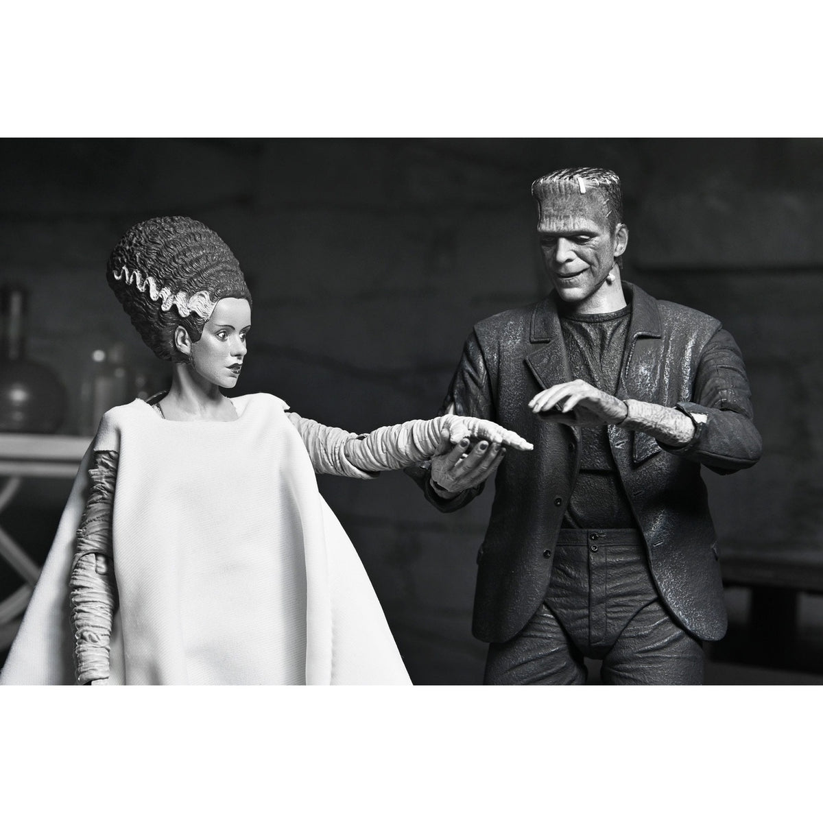 Produktbild Universal Monsters Actionfigur Ultimate Frankenstein's Monster (Bride of Frankenstein) (B&W) 18 cm