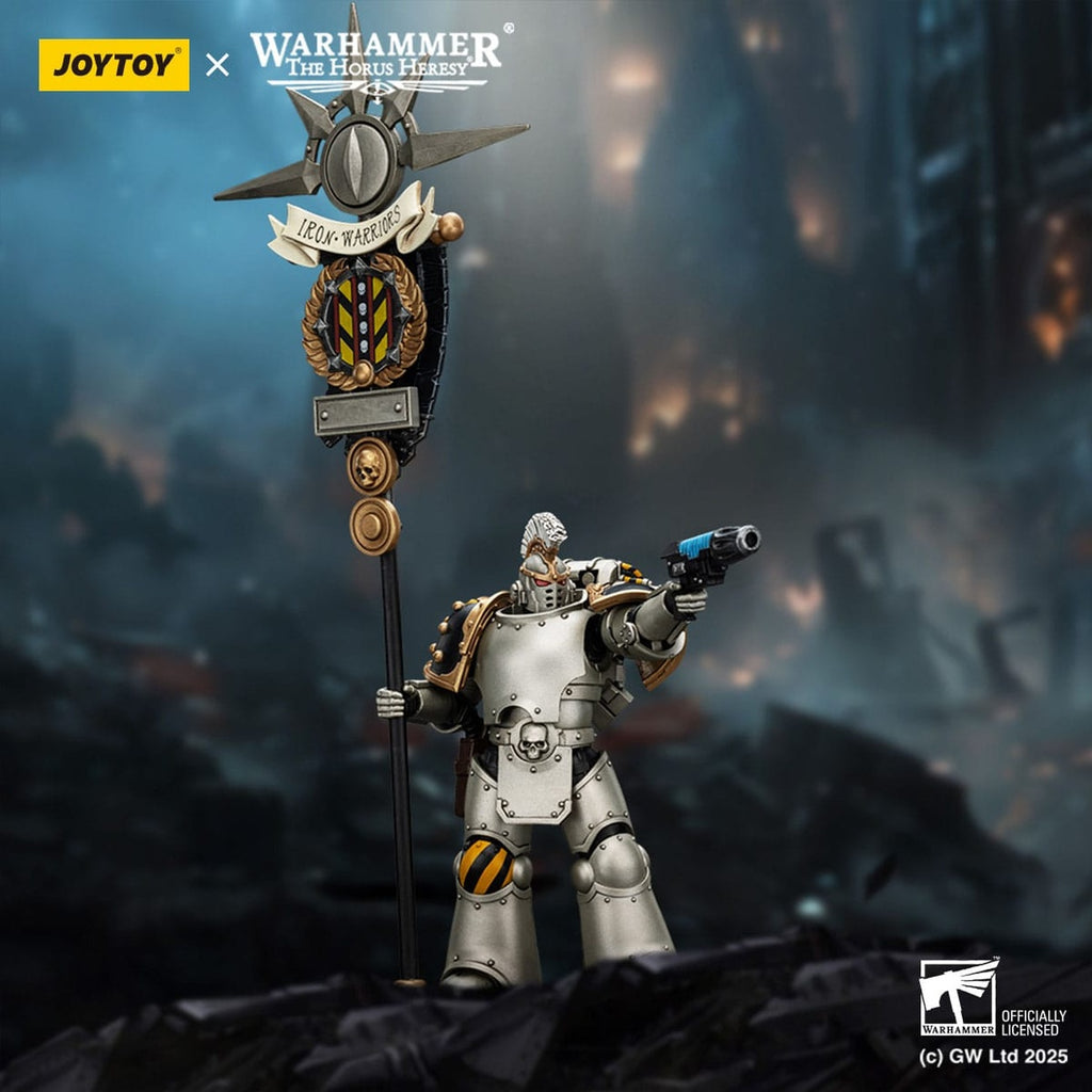 Image produit Warhammer The Horus Heresy Figurine articulée 1/18 Iron Warriors Command Squad Chosen avec Legion Standard 12 cm