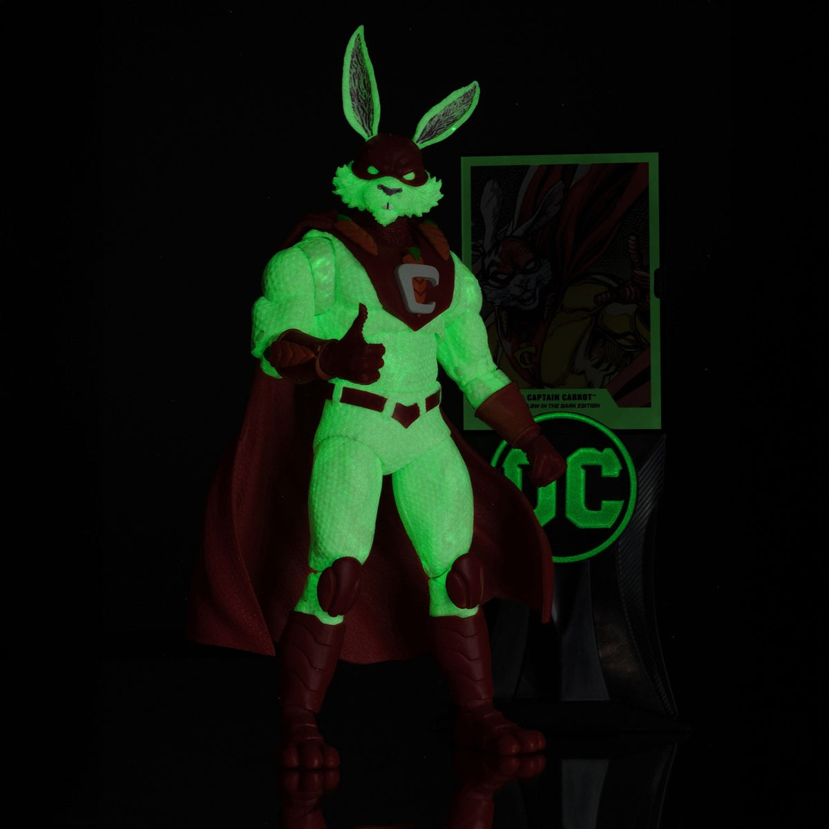 Image produit Figurine articulée DC Multiverse Captain Carrot (Justice League Incarnate) Glow in the Dark Edition (Gold Label) 18 cm