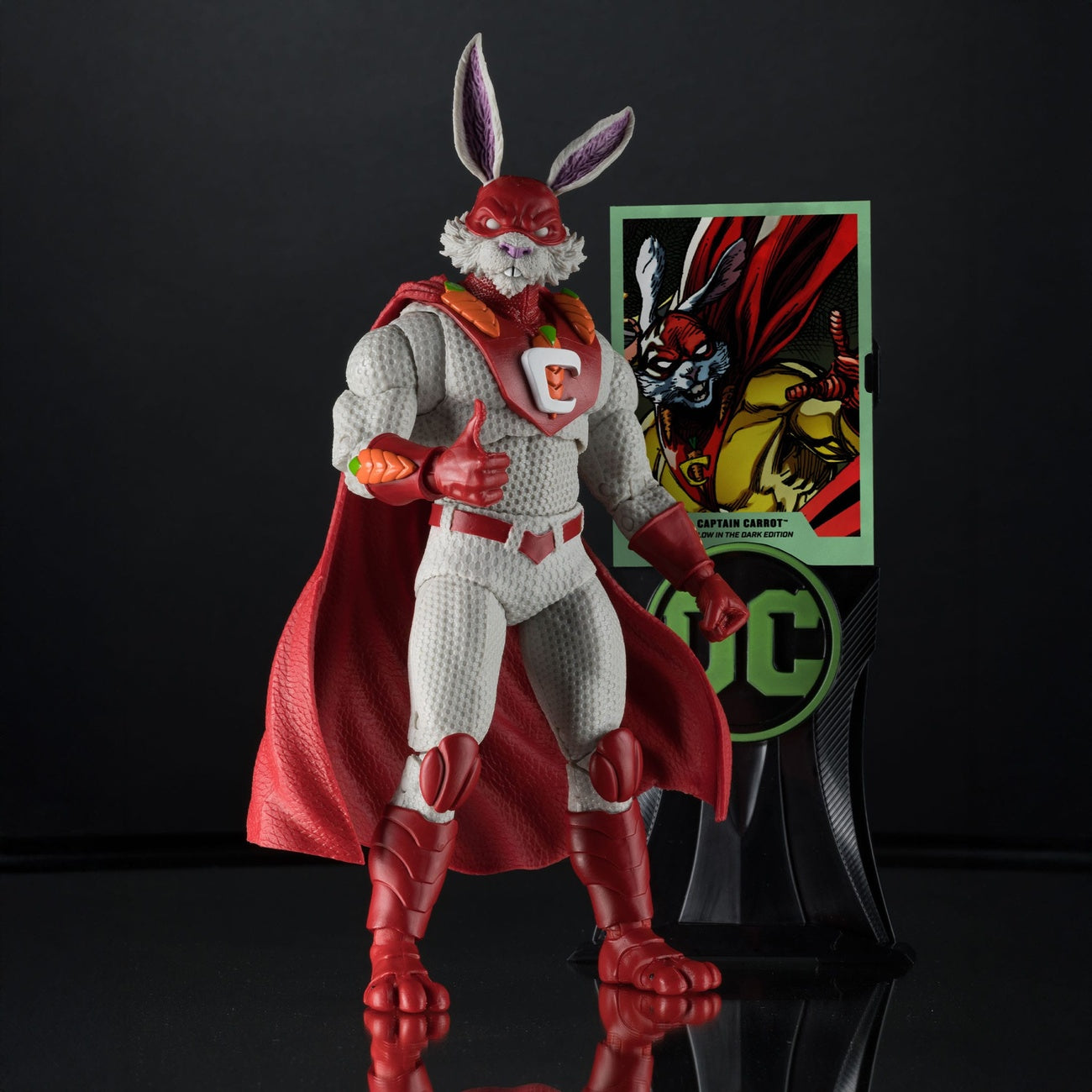 Image produit Figurine articulée DC Multiverse Captain Carrot (Justice League Incarnate) Glow in the Dark Edition (Gold Label) 18 cm