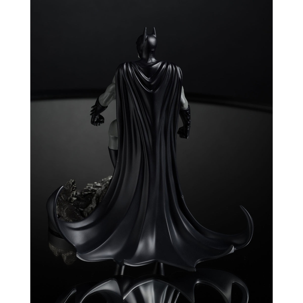 Produktbild DC Direct Statue 1/10 Batman by Bjorn Barends (Black White) 18 cm
