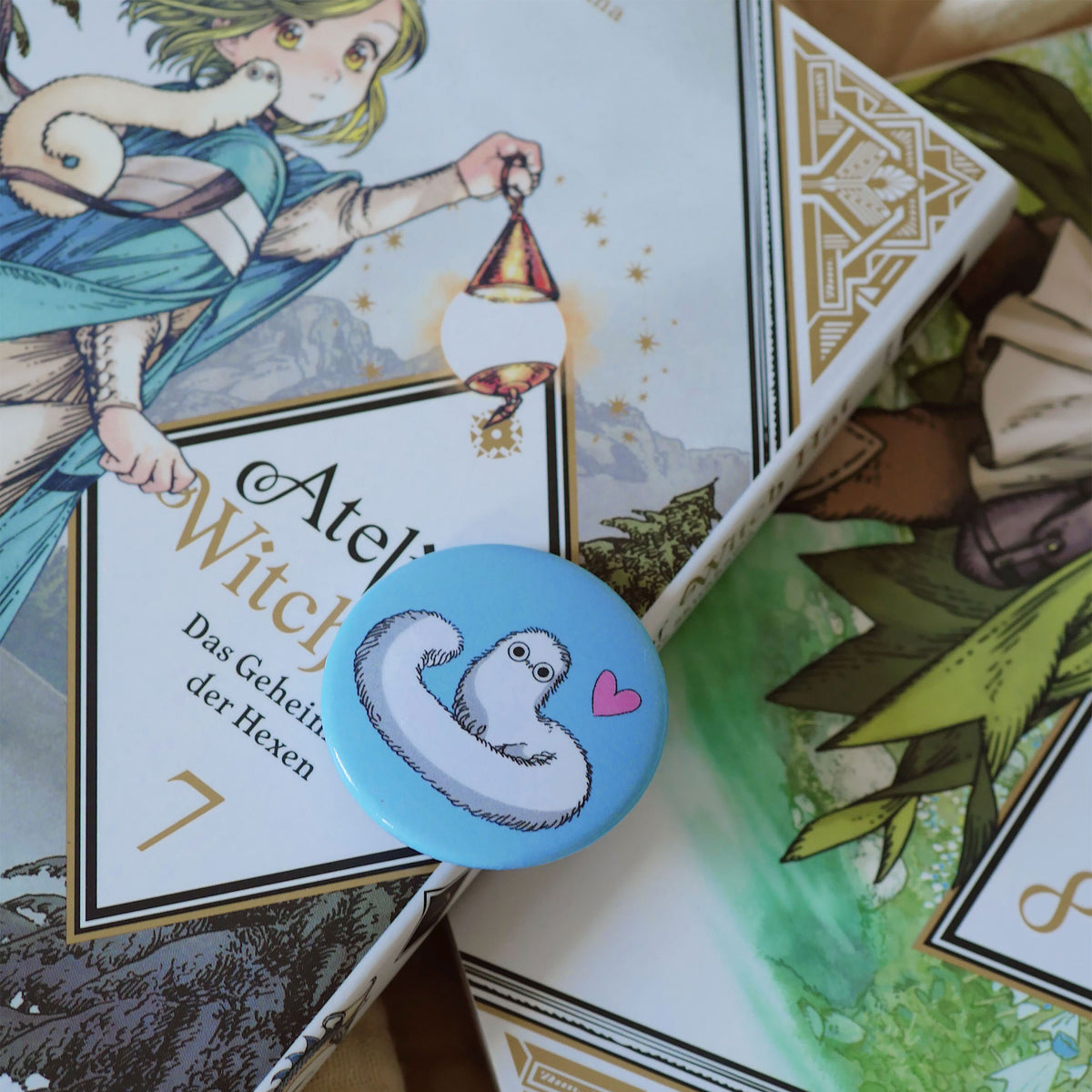 Productafbeelding Penseelworm-button voor Atelier of Witch Hat-fans