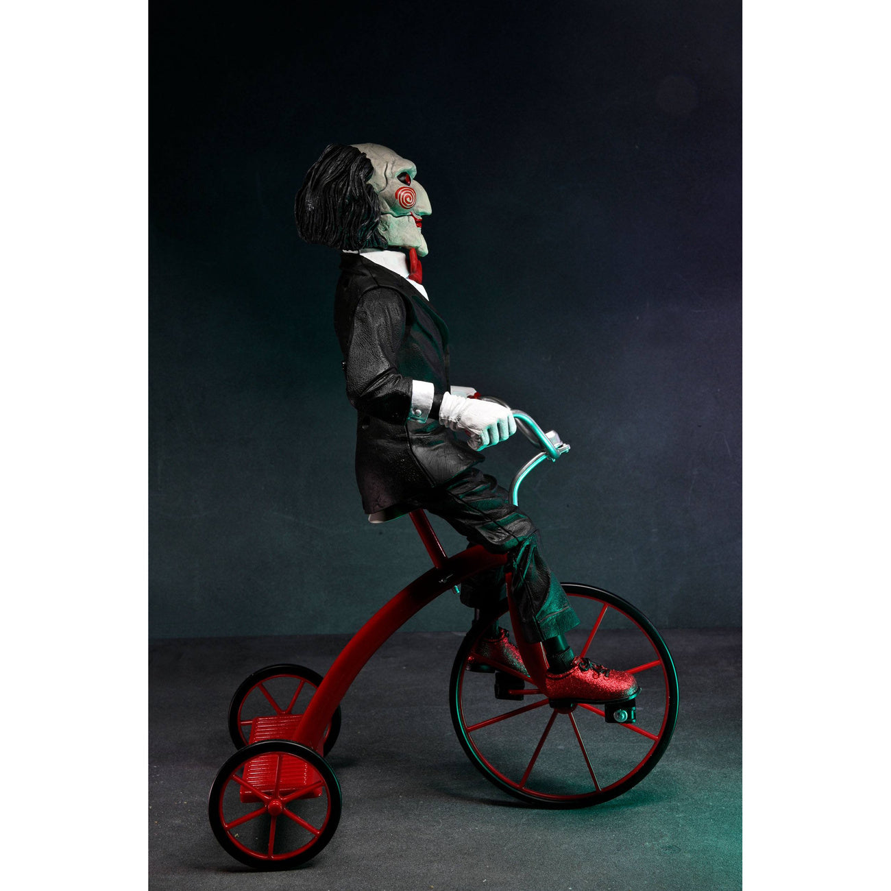 Image produit Figurine articulée Saw avec son Billy sur tricycle 30 cm
